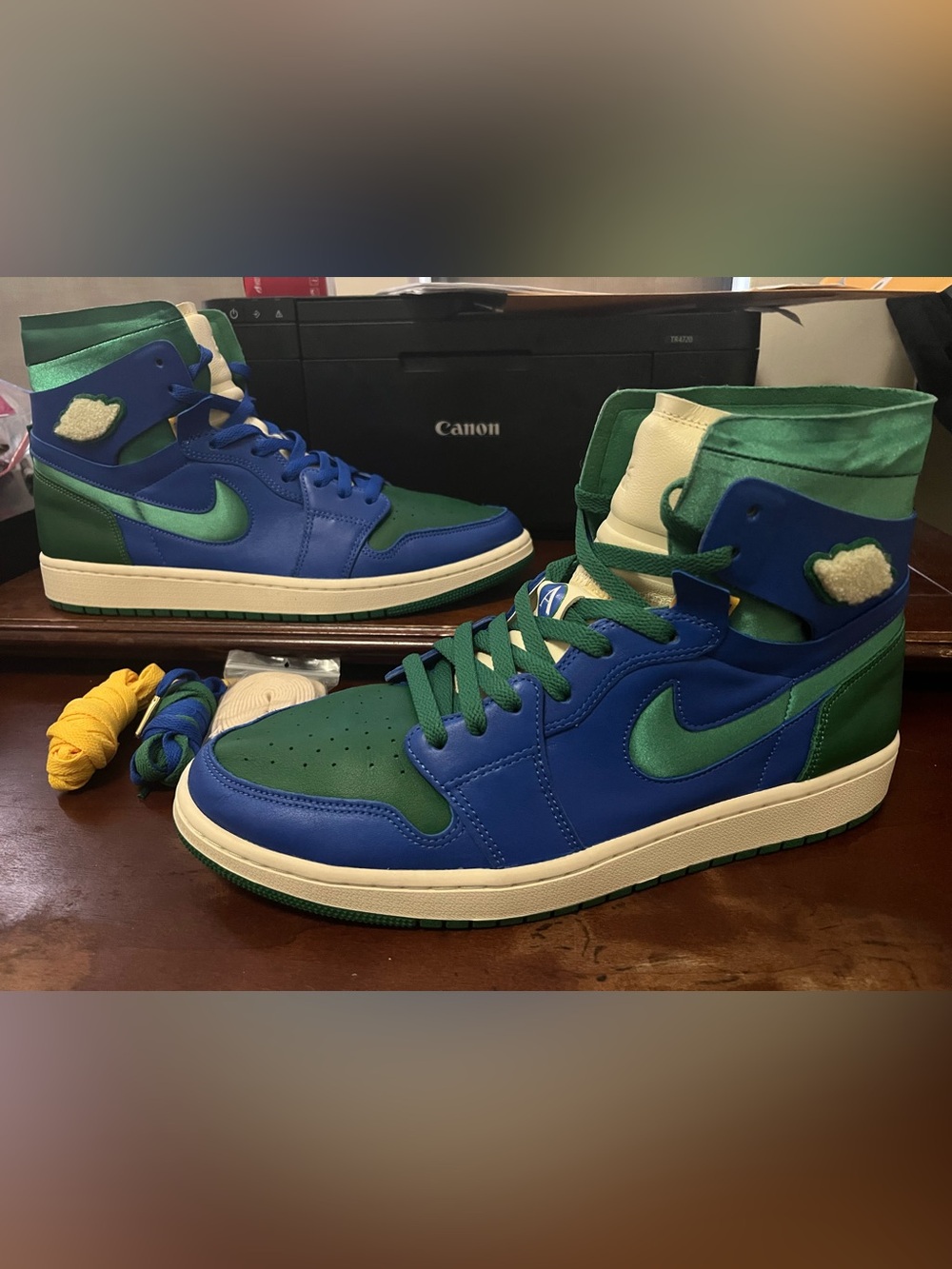 Size 13.5 aleali may. Jordan 1 zoom comfort w. Fits men size 12